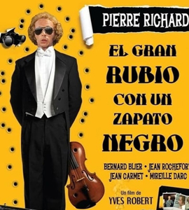 Le grand blond avec une chaussure noire